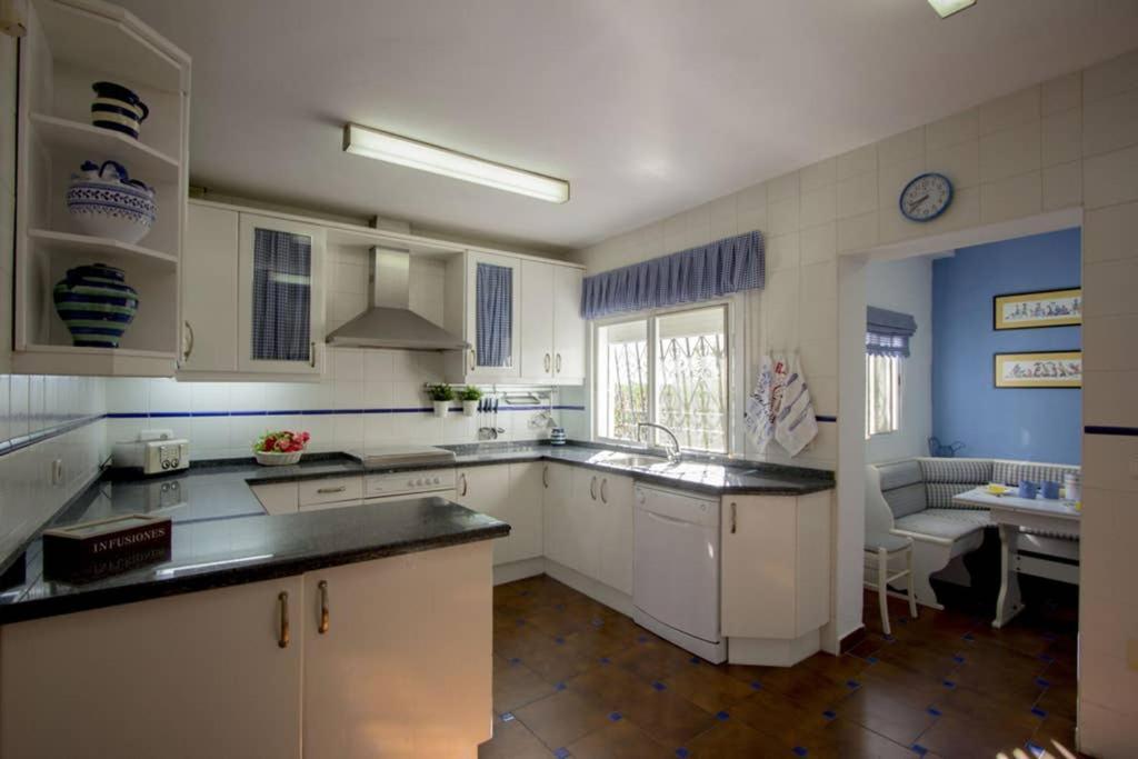 Villa Alboran Beachfront 9Pax Torre de Benagalbon Kültér fotó
